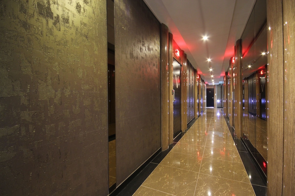 V Hotel 38/44