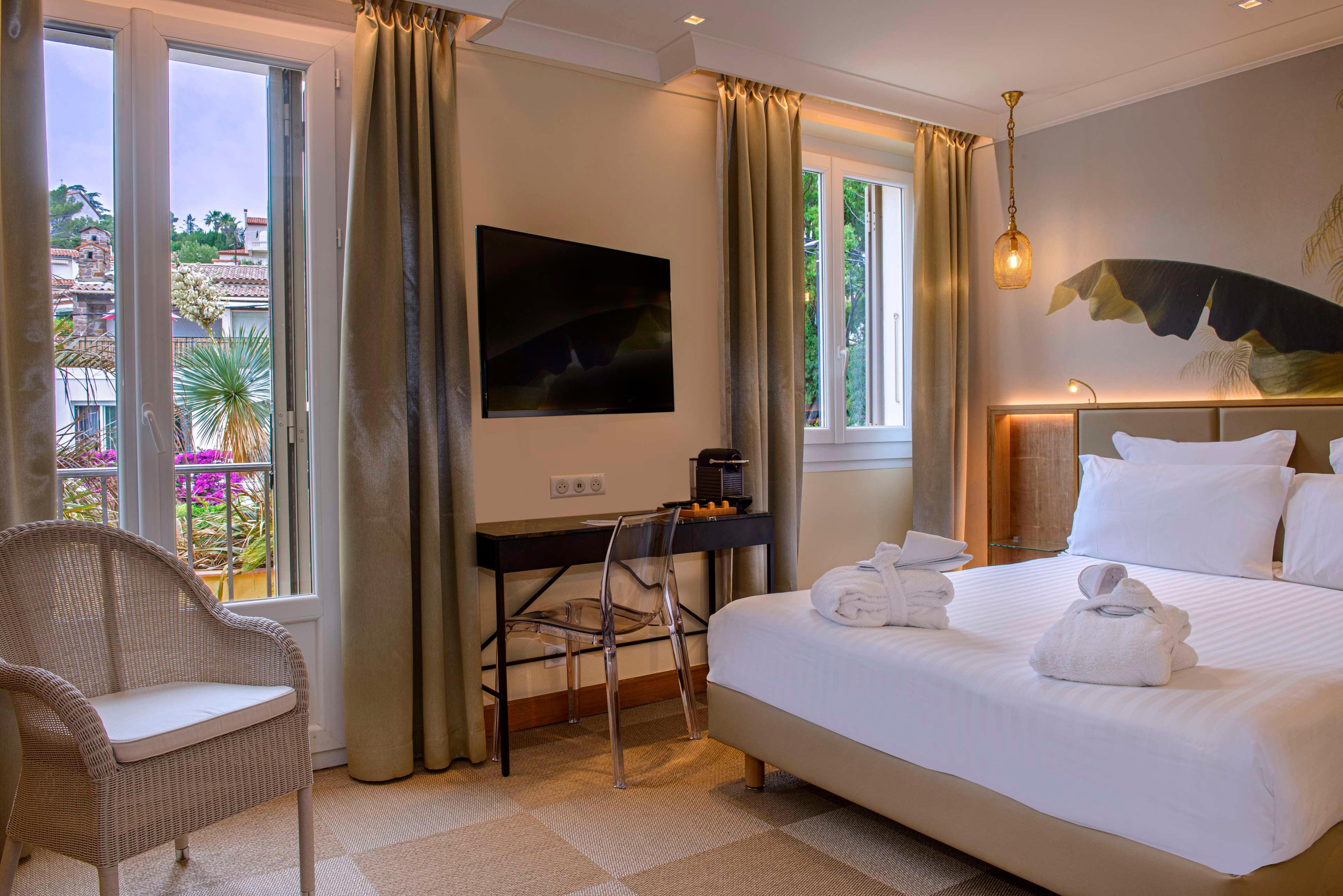 Superior, Queen Bed, Hillside View