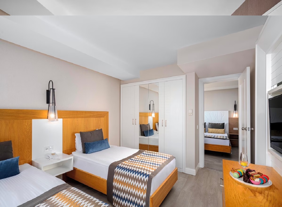 SIDE SEAVIEW STANDARD ROOM