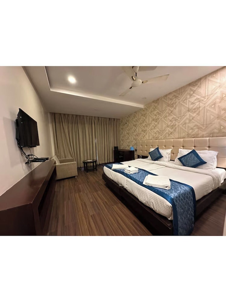OYO Premium JHV Mall Cantonment 17/30