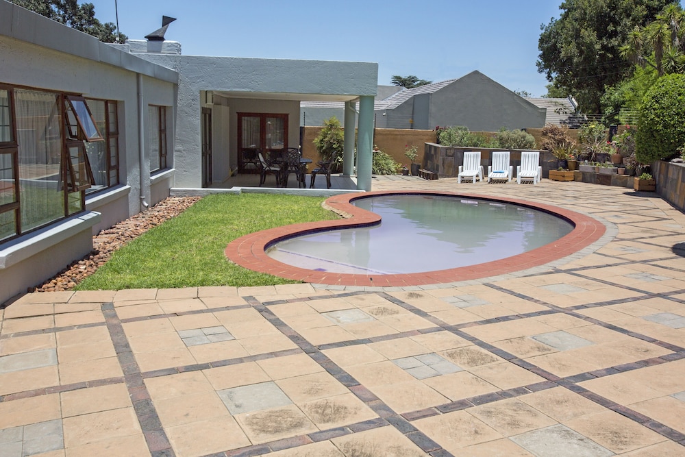 Spacious Garden Cottage 11/12