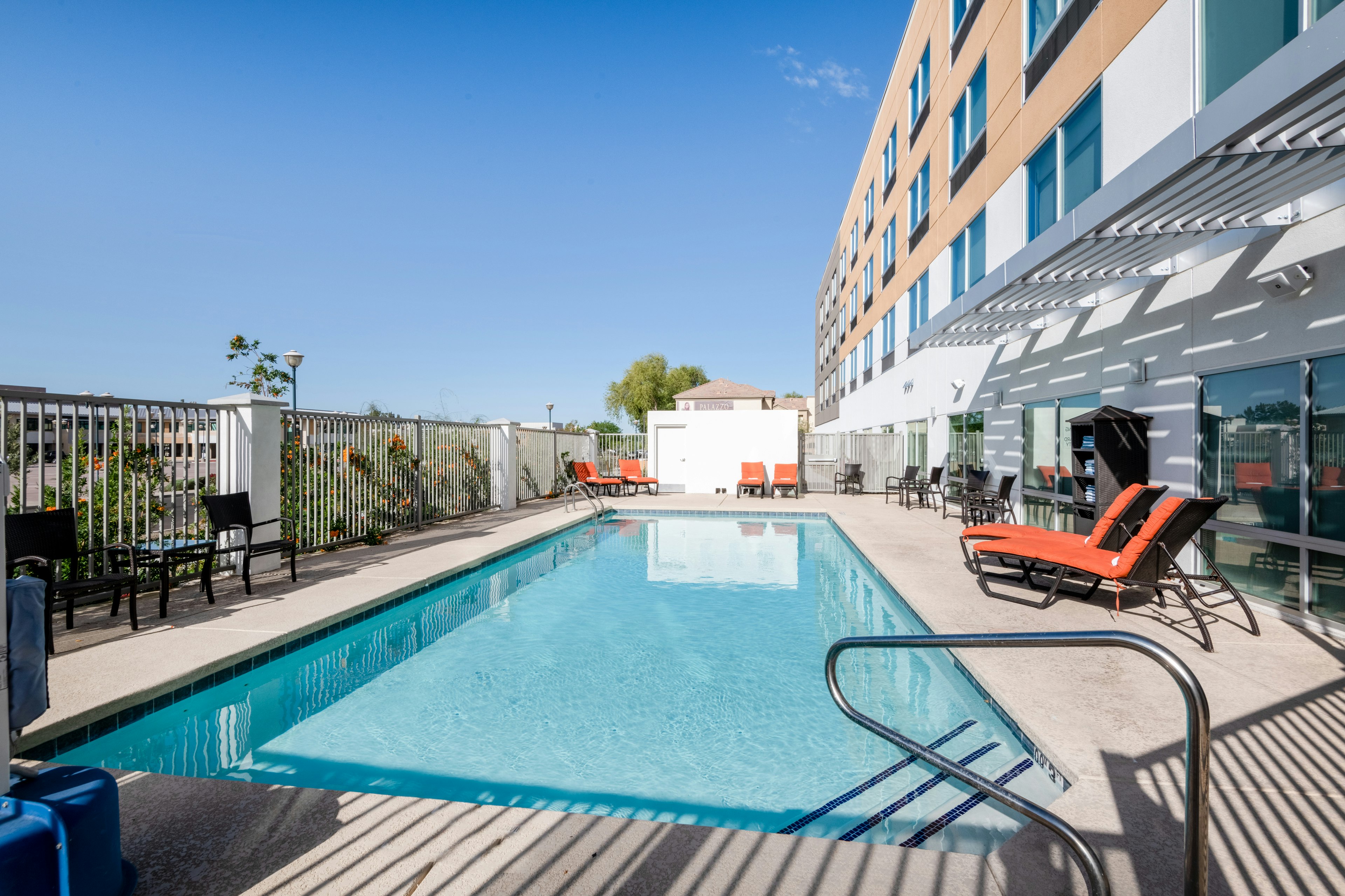Holiday Inn Express & Suites Phoenix - Airport North 38/71