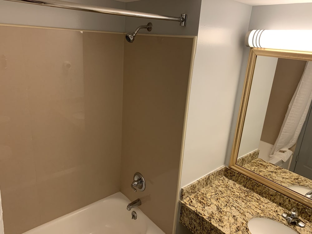Econo Lodge Inn Suites 17/35