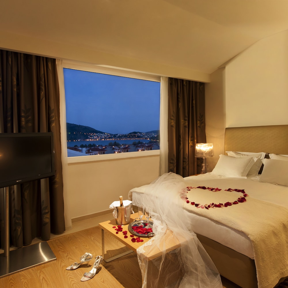 HOTEL CHLOE 11/50