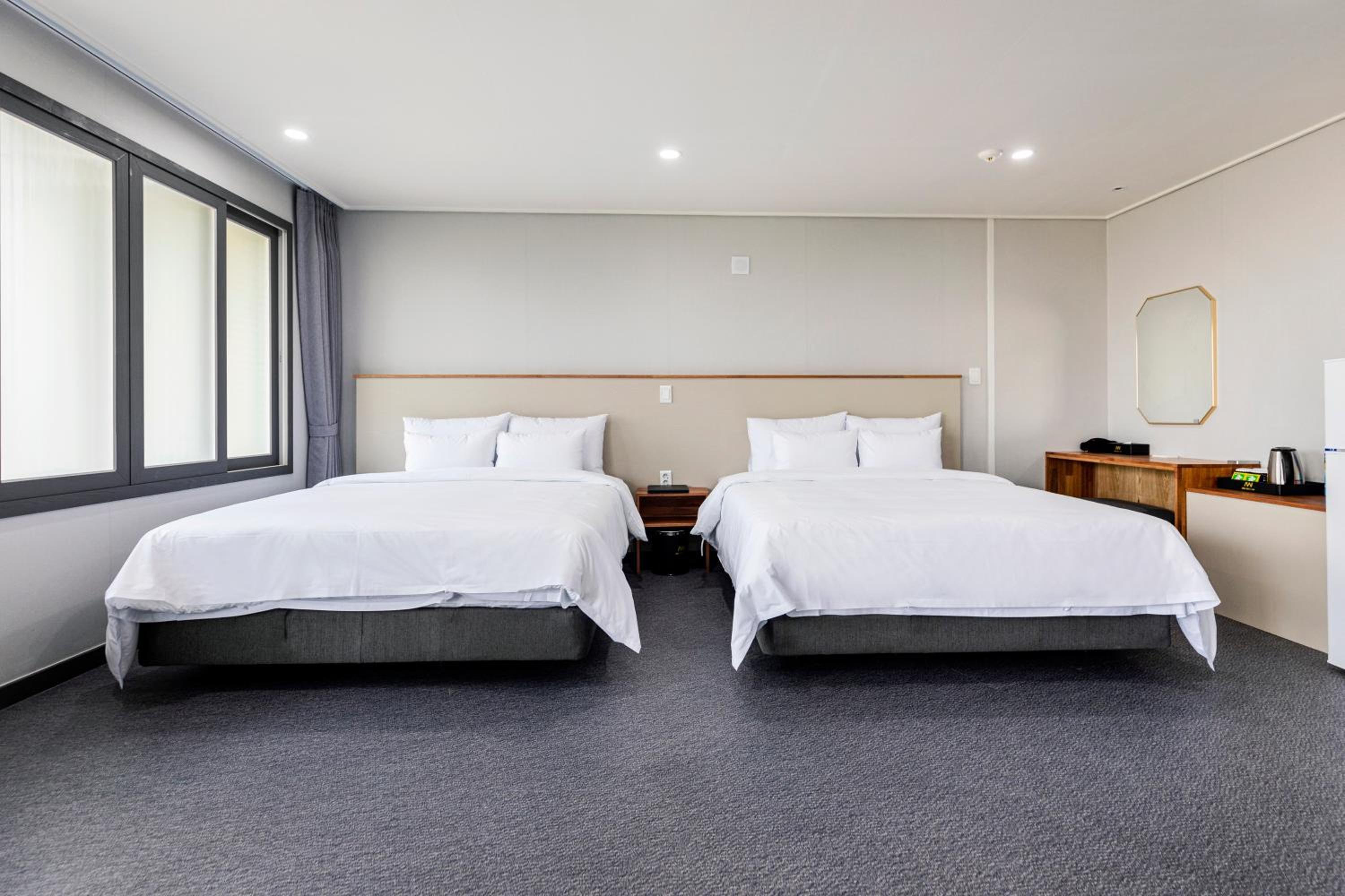 Deluxe, 2 Queen Beds, Mountain View, Strip Building