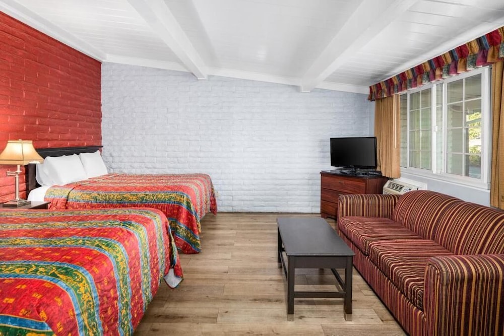 Fallbrook Country Inn 30/65