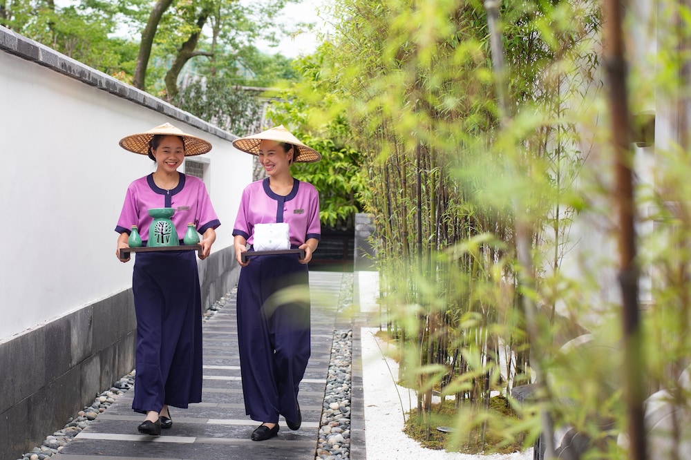 Banyan Tree Tengchong 12/81