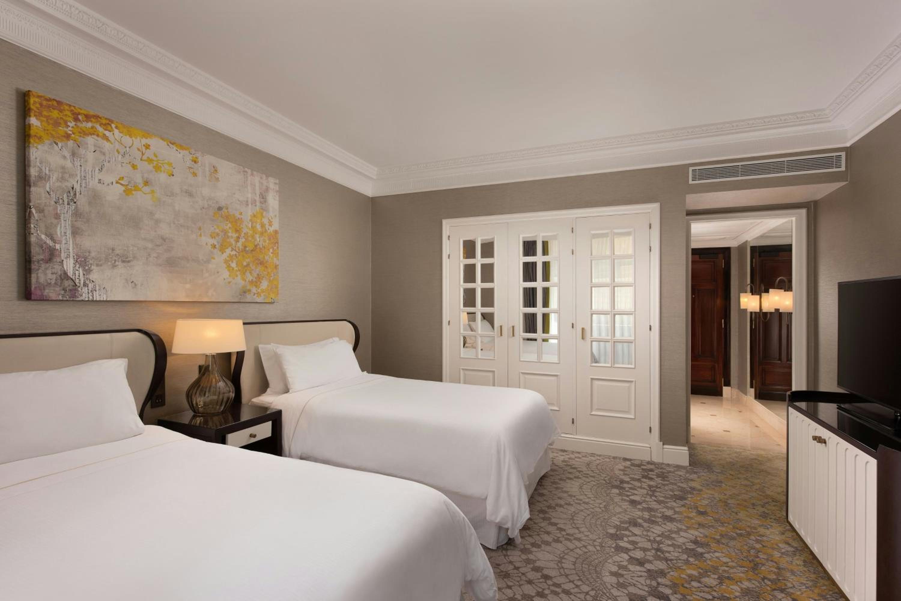 Guest Room, Premium, Twin Beds, Street View