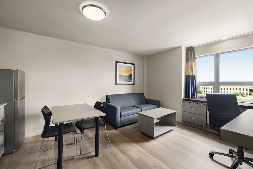 Microtel Inn & Suites Montreal Airport-Dorval QC 15/35