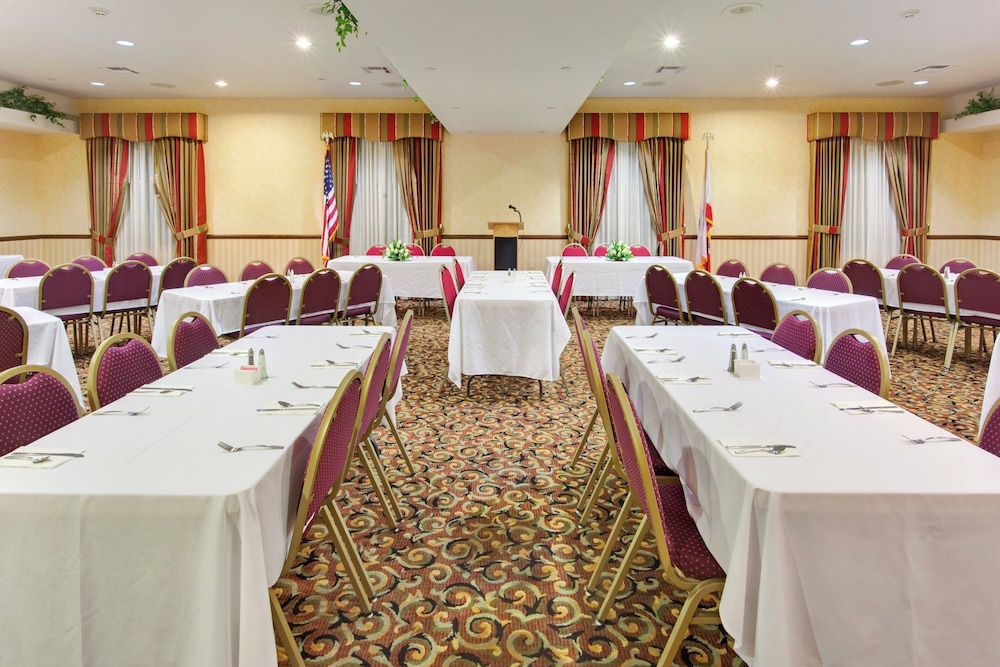 Holiday Inn Express Hotel And Suites Beaumont Oak Valley 61/66