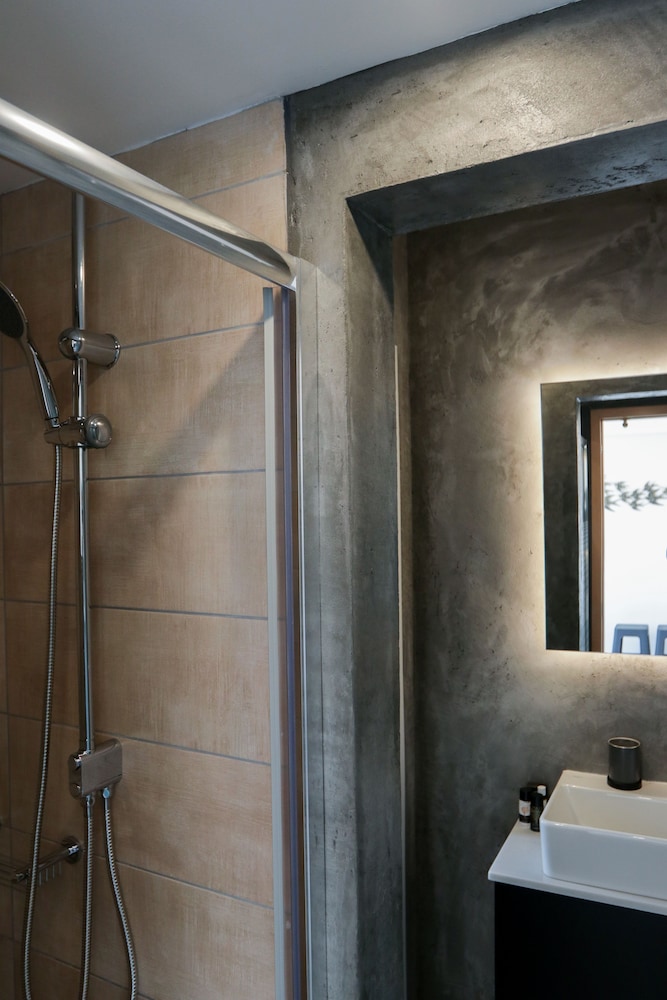 V36 Suites 16/20