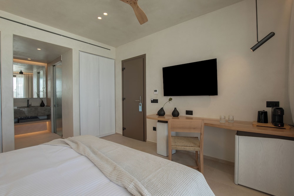 SUITE, POOL VIEW