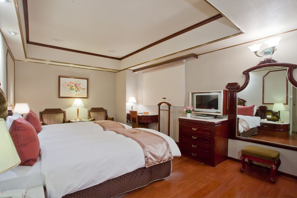 ROOM, TWIN BEDS