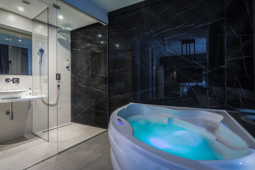 Level Luxury Suites 33/55