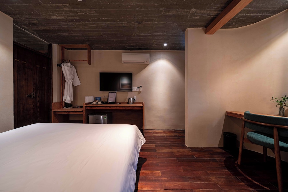 DELUXE, DOUBLE BED