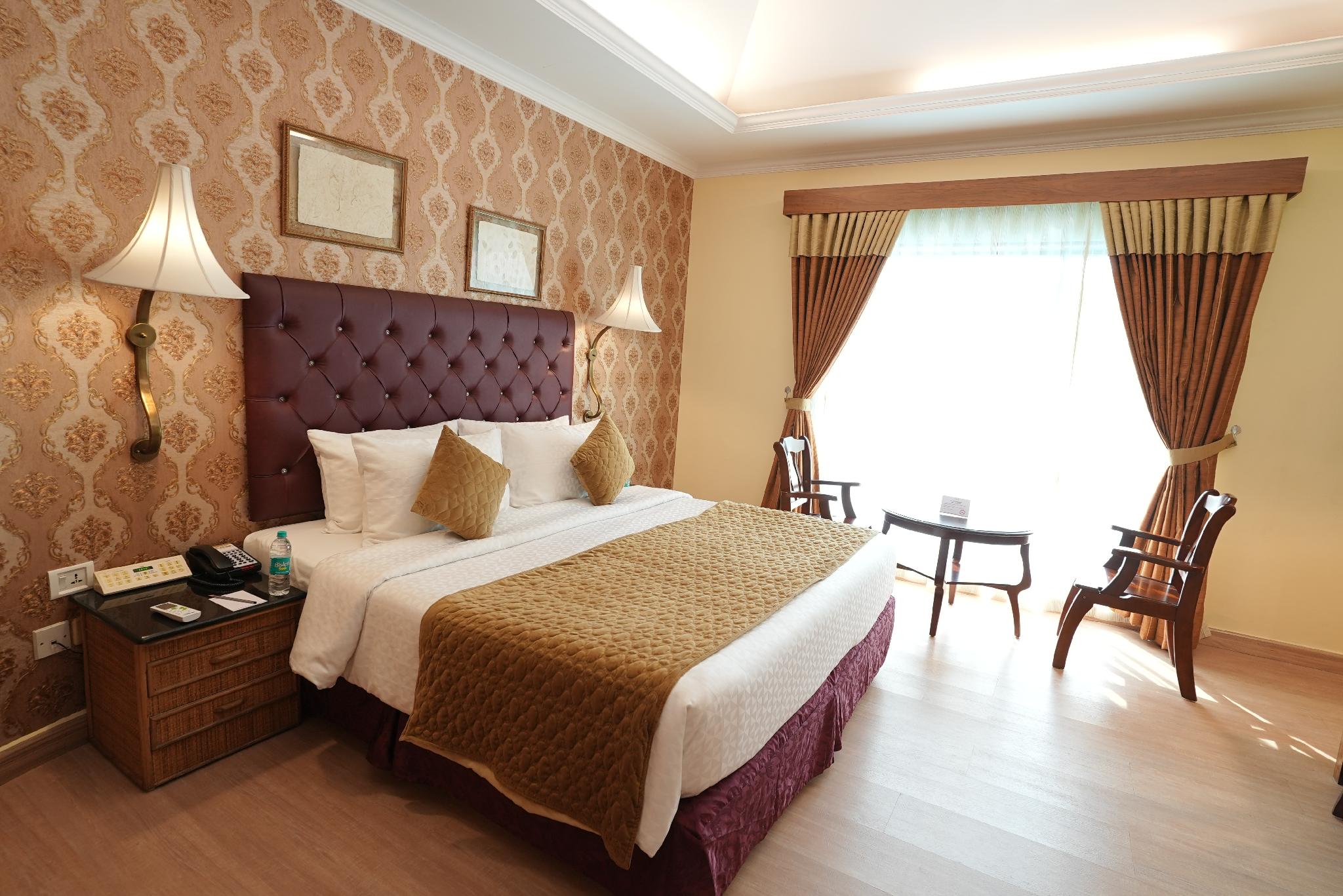 Grand, Deluxe, Queen Bed, Pool Access