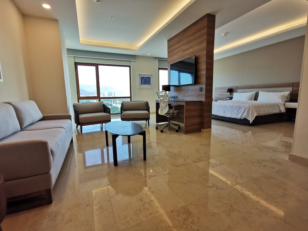 Holiday Inn and Suites Puerto Vallarta Marina and Golf 50/78