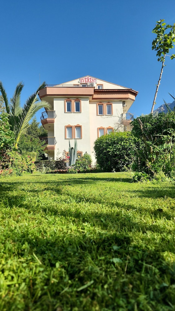 Everest Apart Hotel 45/55