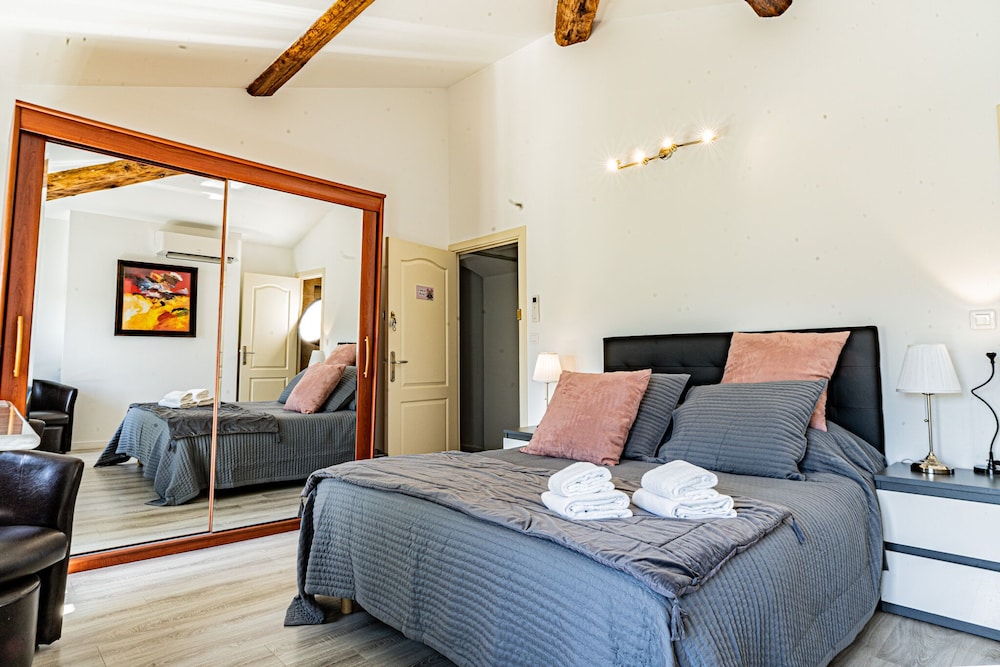 Roses, Superior, Queen Bed