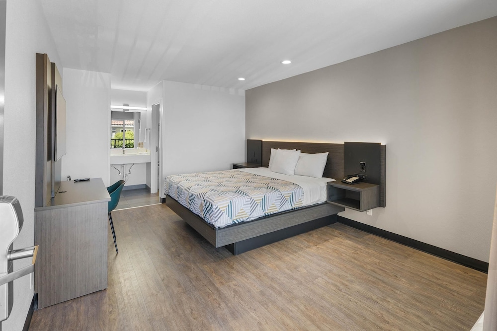 Motel6 La Mesa, CA 23/67