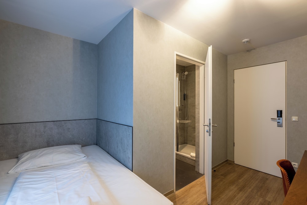 ROOM, SINGLE