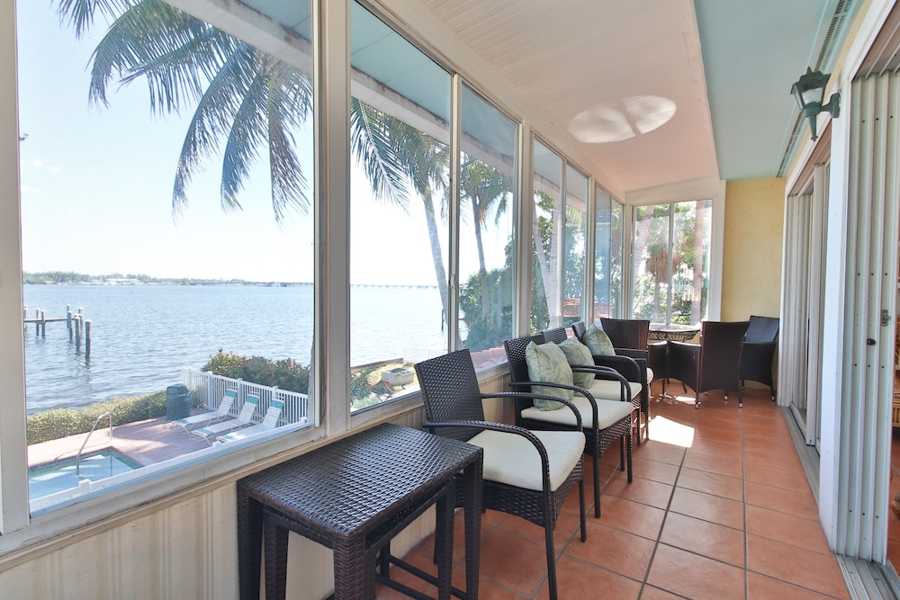 Tortuga Inn Beach Resort 48/76
