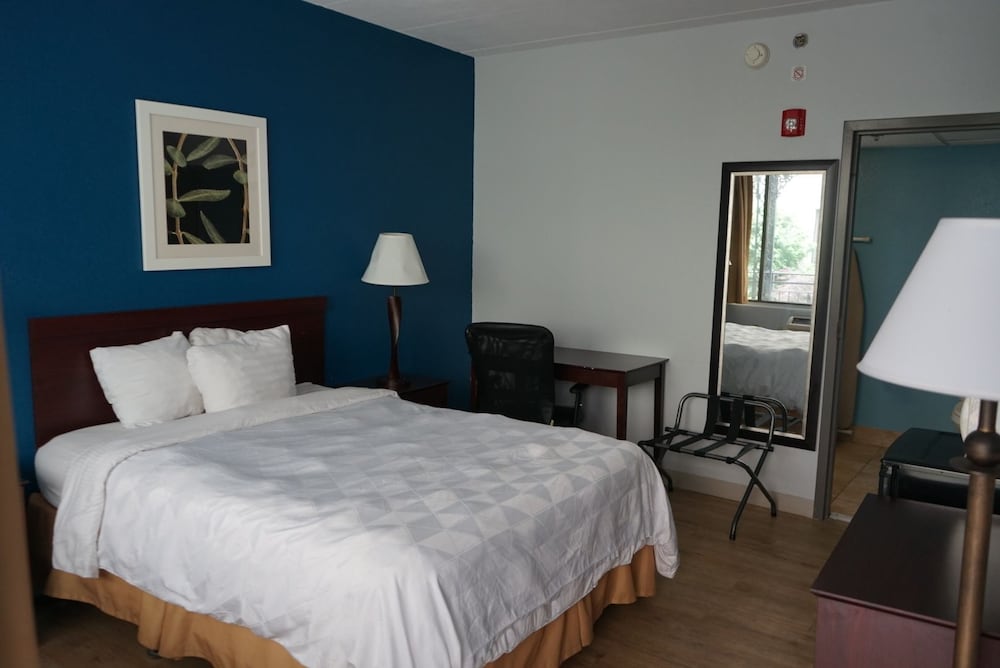 Airport Waterfront Inn 13/59