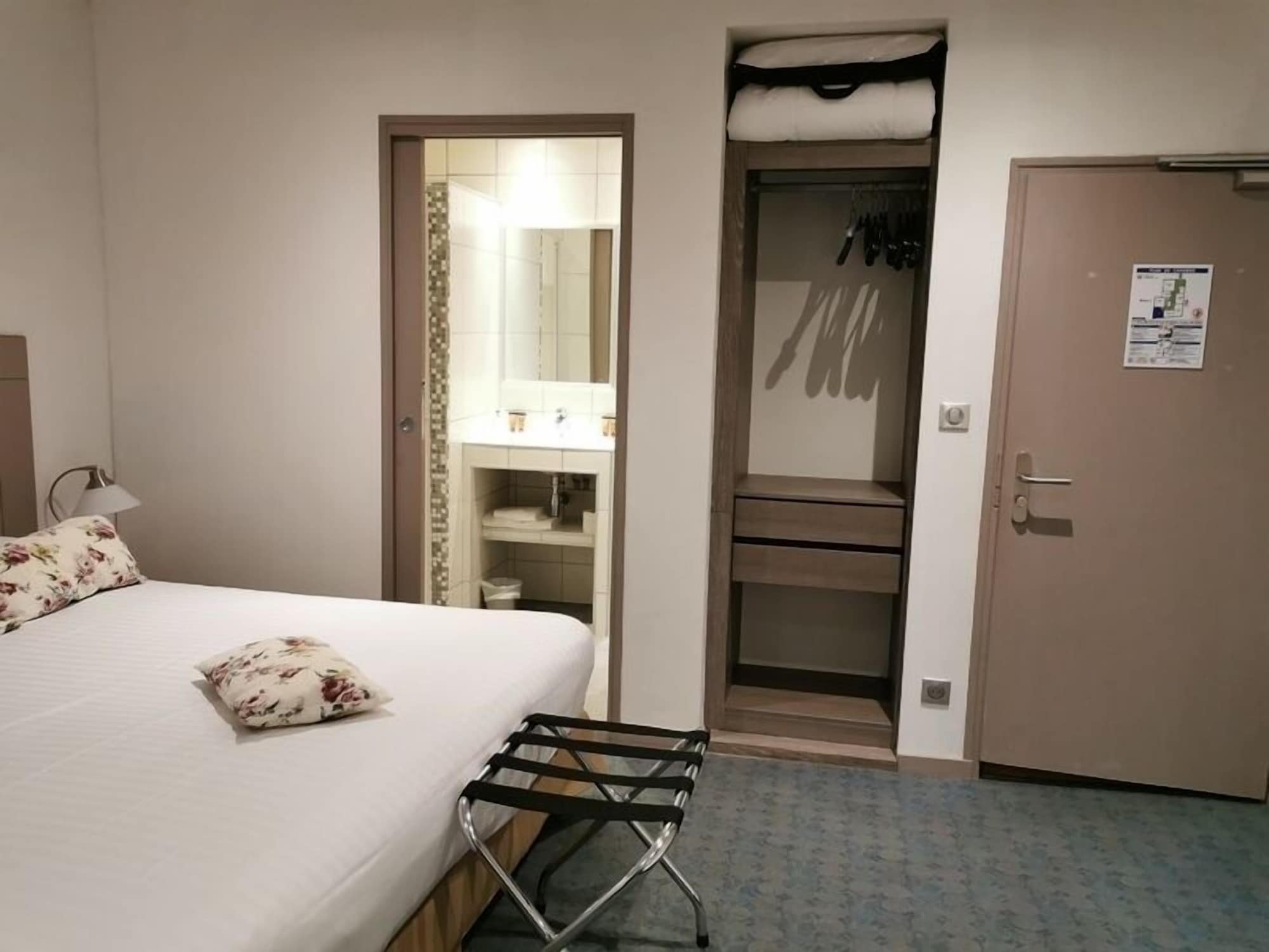 غرفة كومفورت تقليدية بسرير كينج بغرفة نوم واحدة، HOTEL DE LA COURONNE 2/2