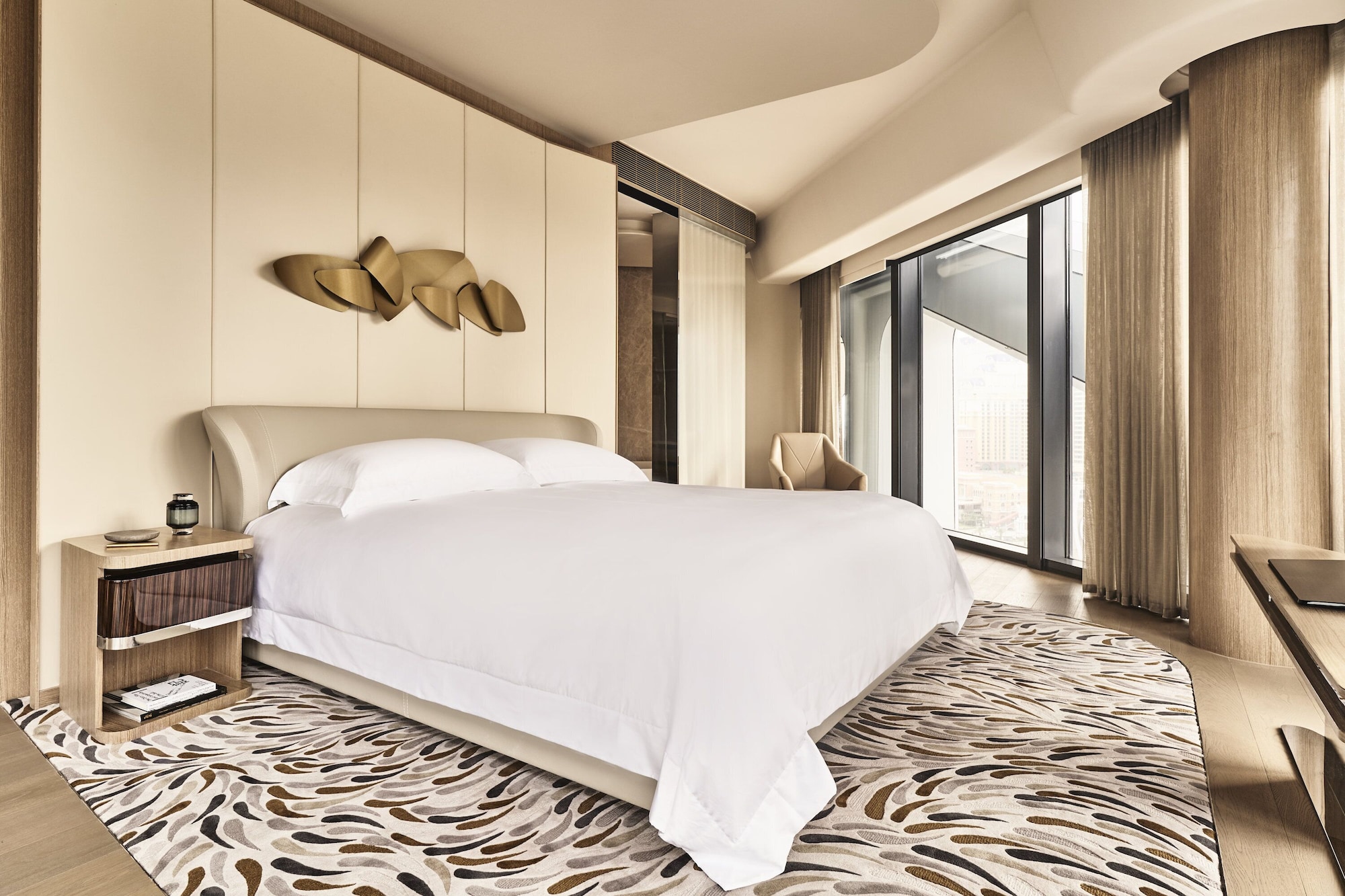 PRESTIGE, SUITE, CLUB LOUNGE ACCESS