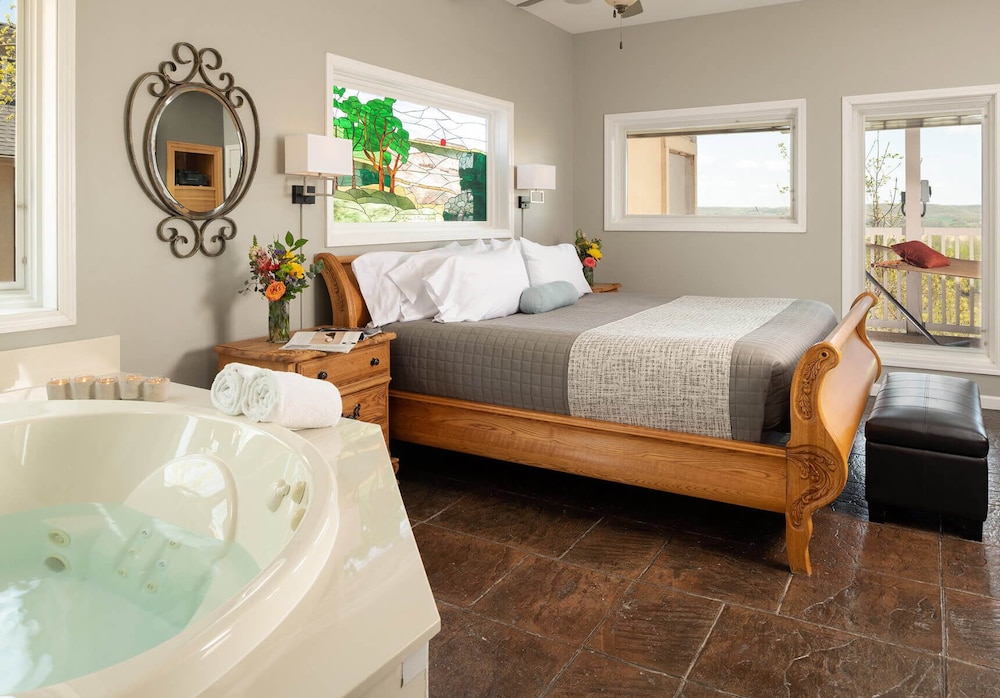 Hermann Hill Vineyard & Inn 49/51