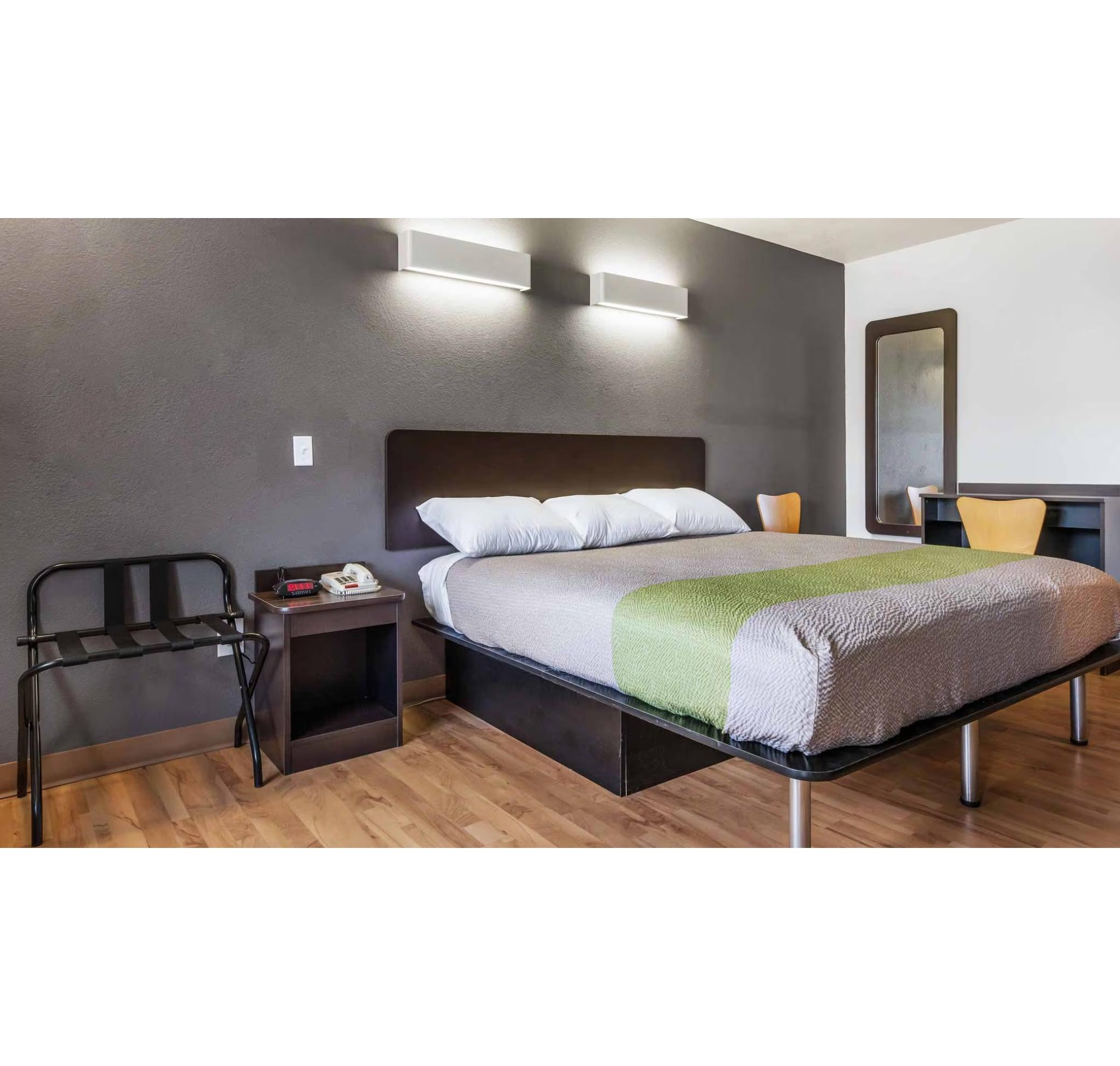1 King Bed - Non-Smoking, Micfridge