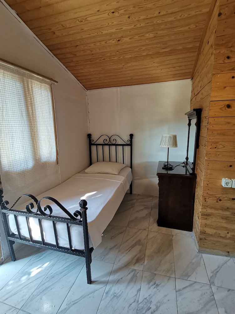 Pitos Bungalows 5/50