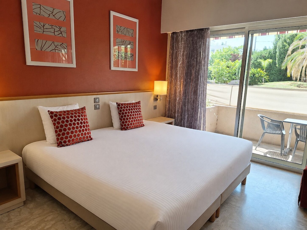 COMFORT, 1 DOUBLE AND 1 SINGLE BED, KITCHENETTE