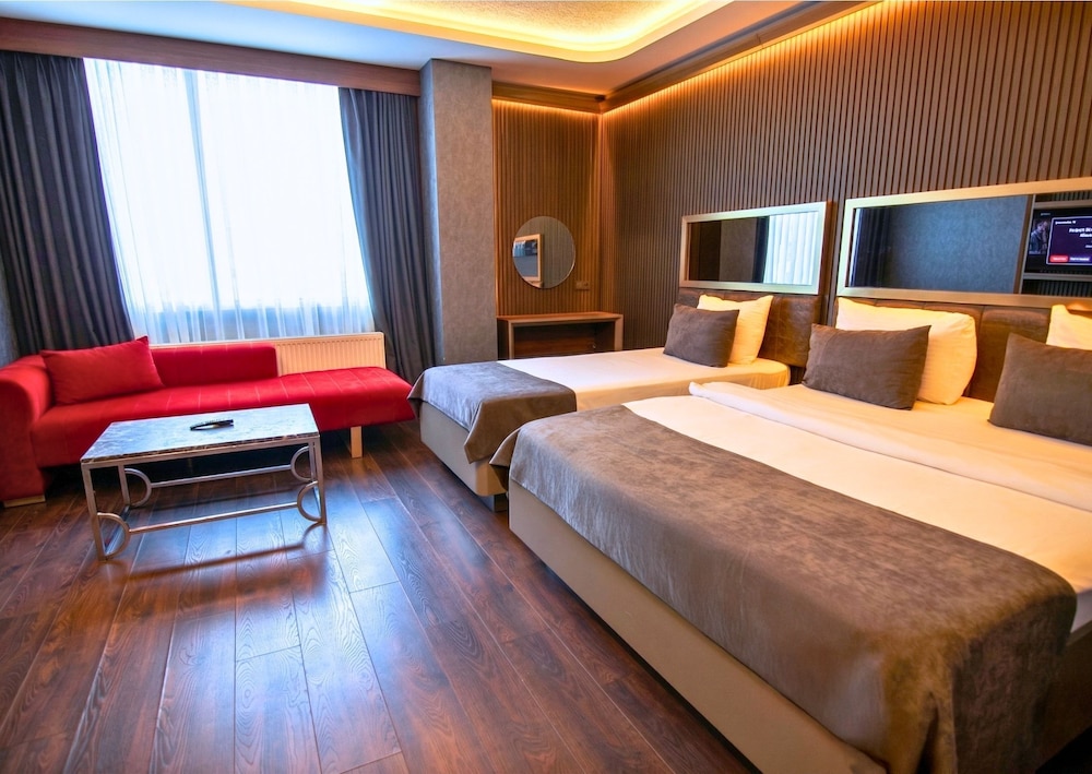 Eagle Palace Suites 10/50