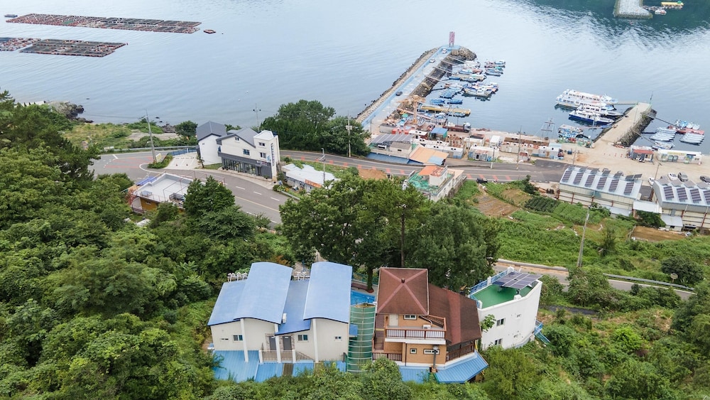 Tongyeong Blue House Pension 43/48