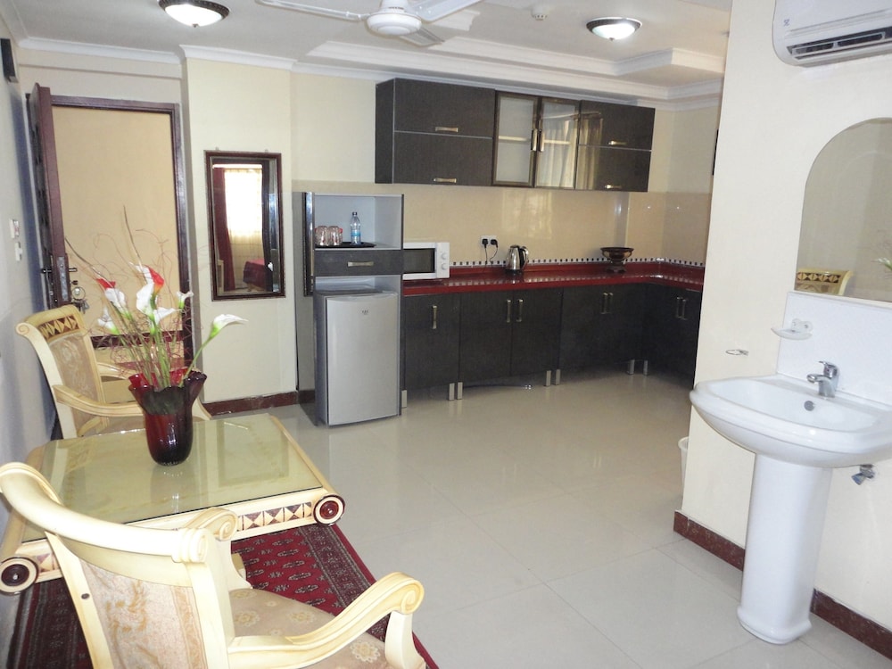 Urban Rose Hotel and Apartment 50/64