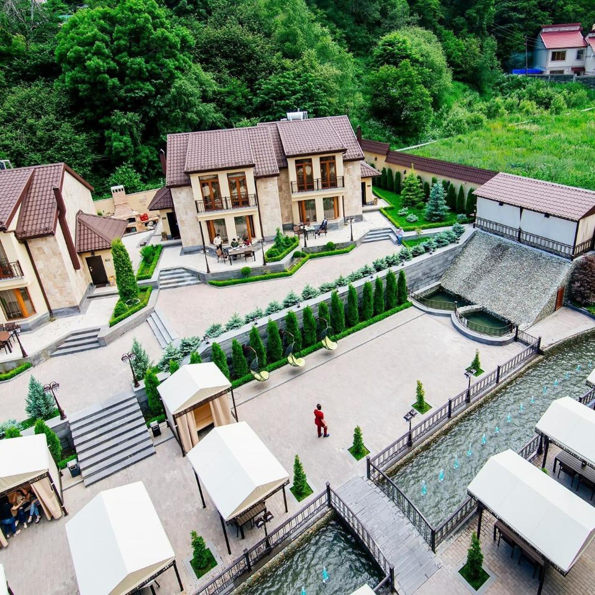Elegant Hotel & Resort 56/60