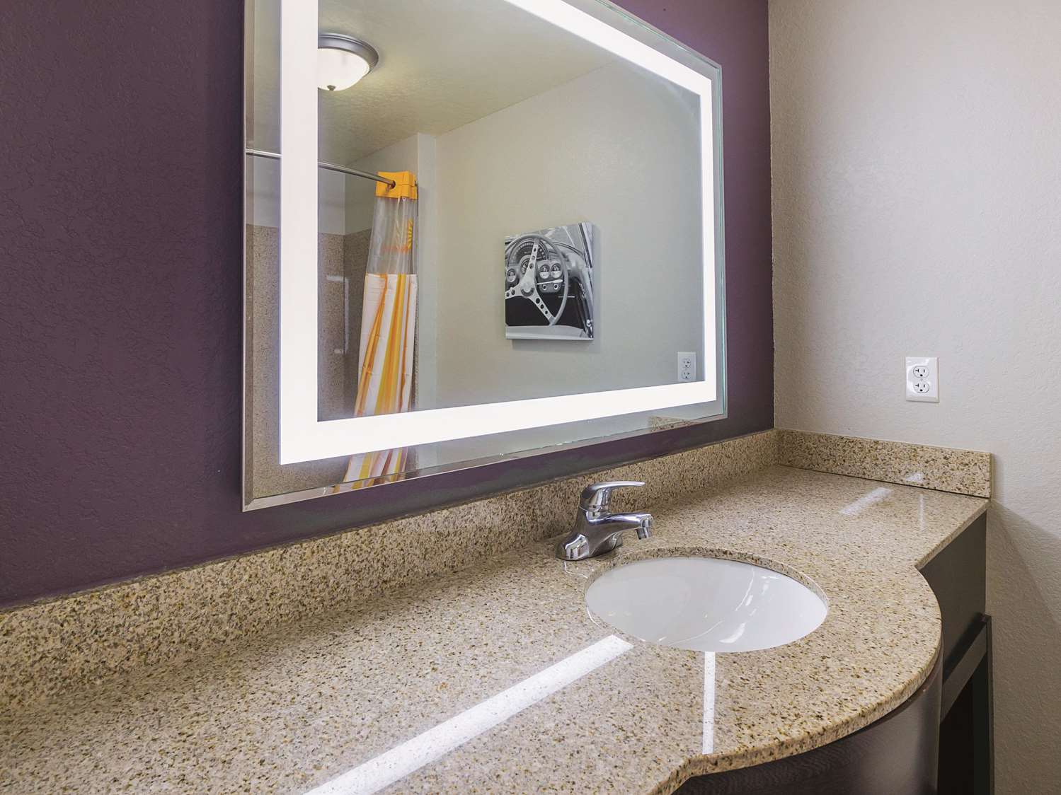 La Quinta Inn & Suites by Wyndham Bowling Green 48/51