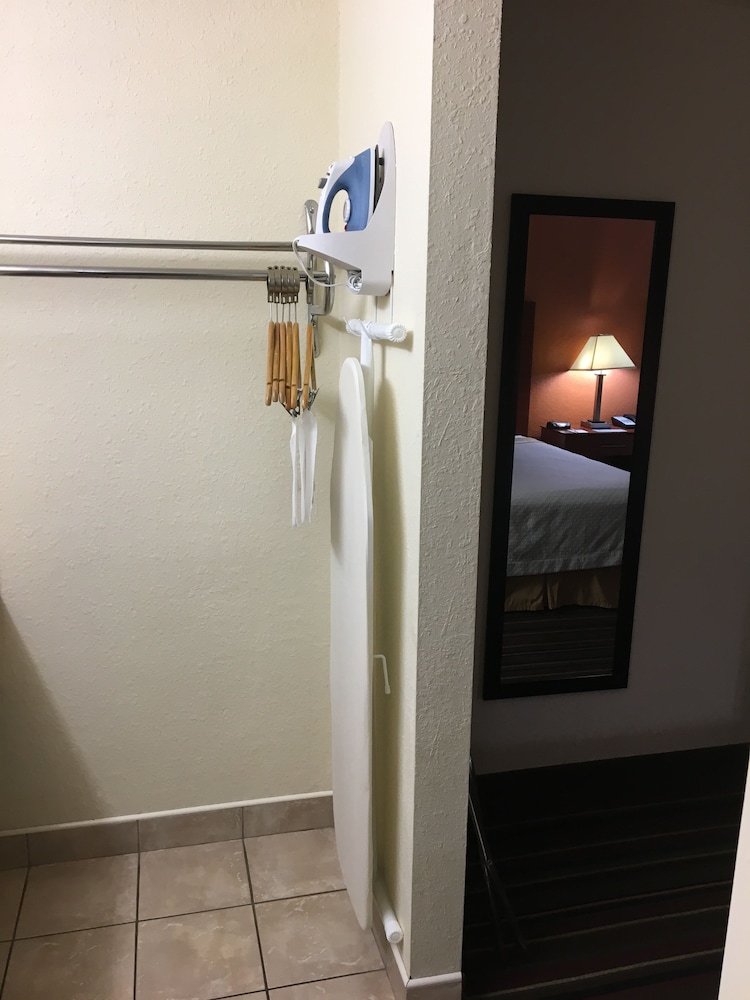 Days Inn By Wyndham Lake City I-10 17/35