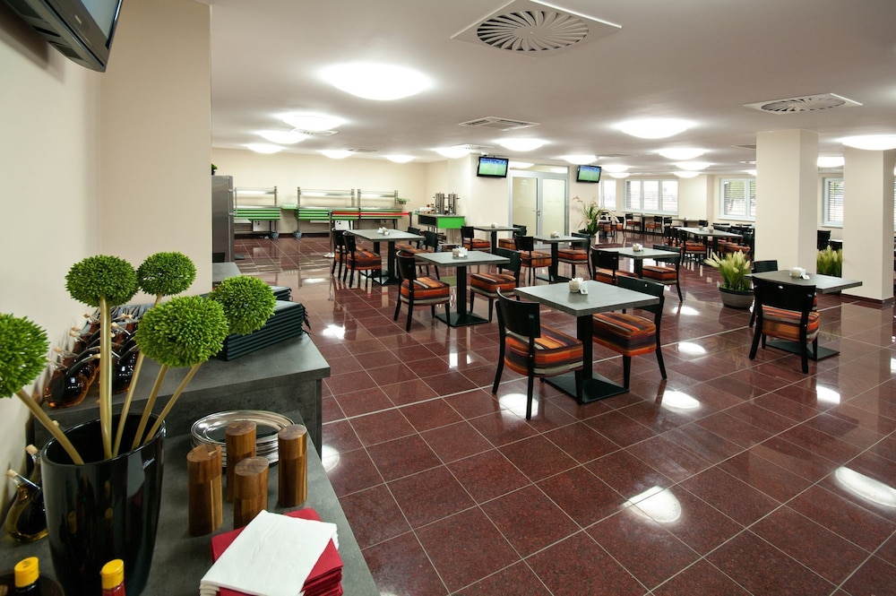 Hotel Arena 32/48