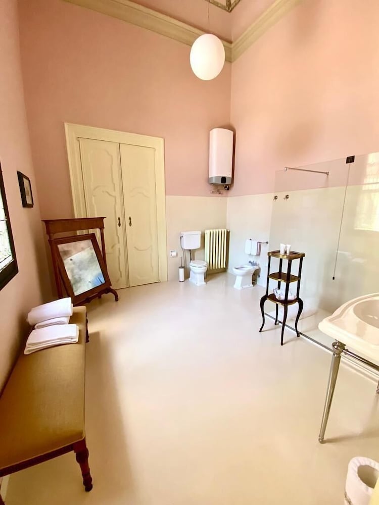 SUITE, KING BED
