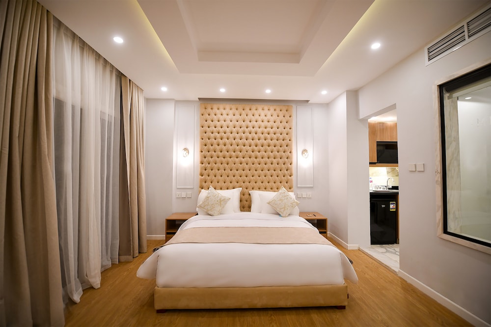 ROYAL, SUITE