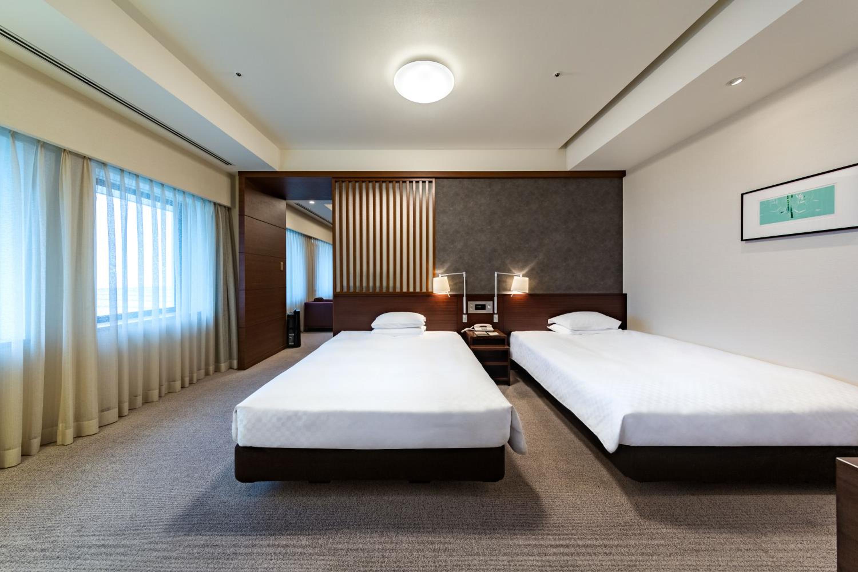 جناح جونيور، Centrair Hotel 2/4
