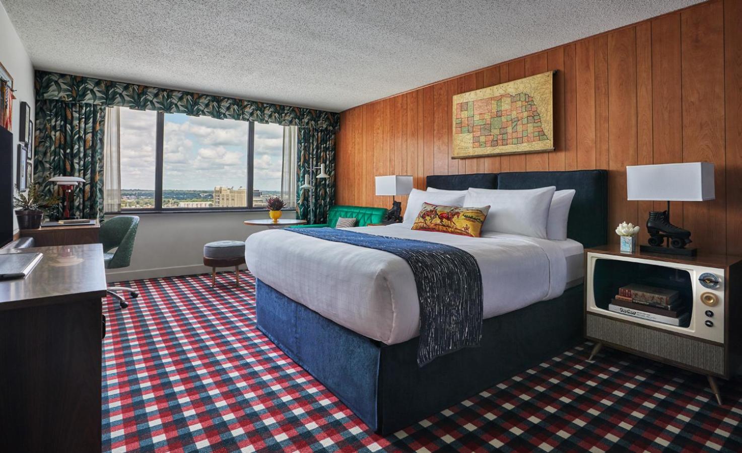 GRADUATE, KING BED, STADIUM VIEW