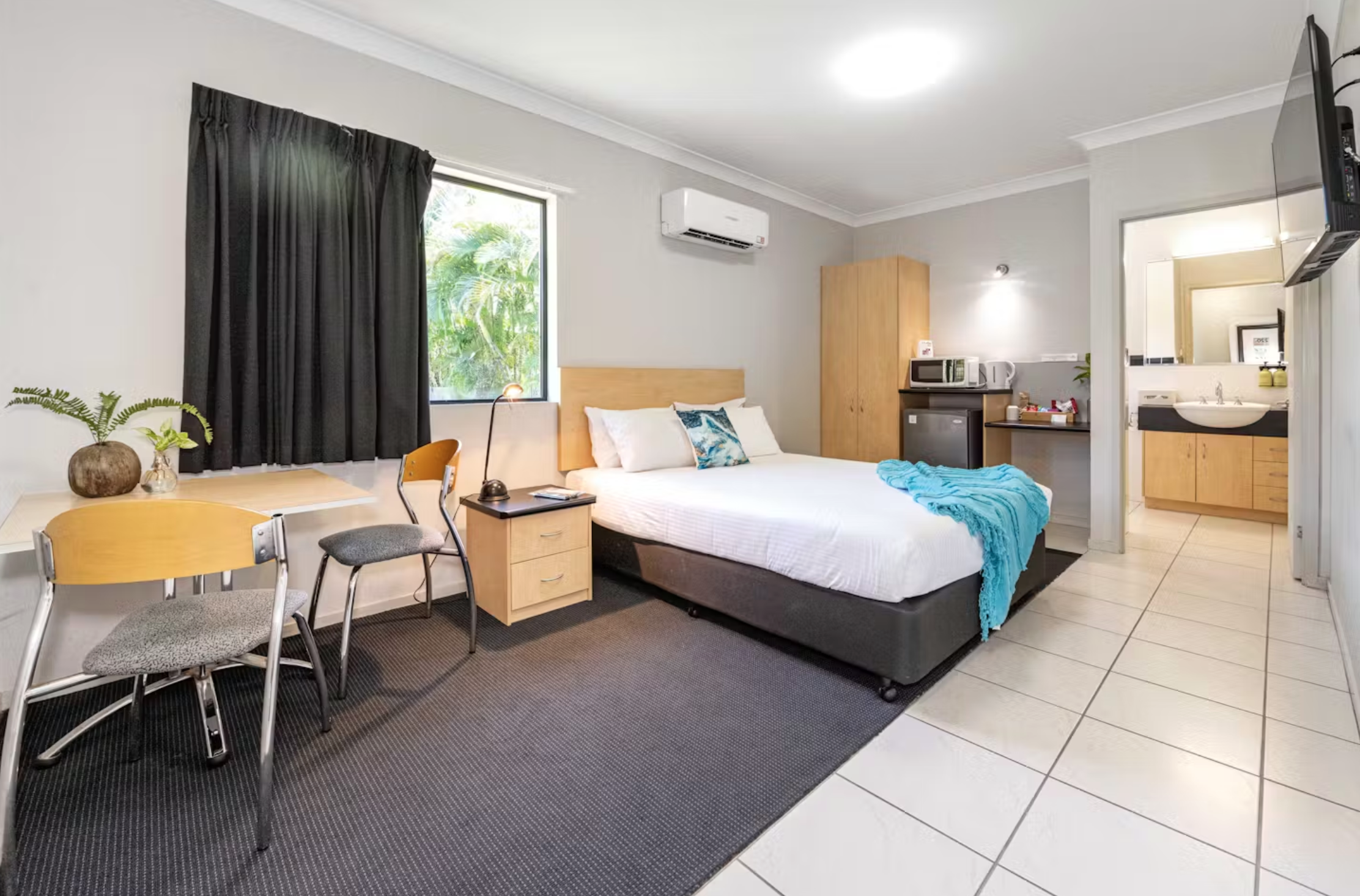 ROOM, QUEEN BED