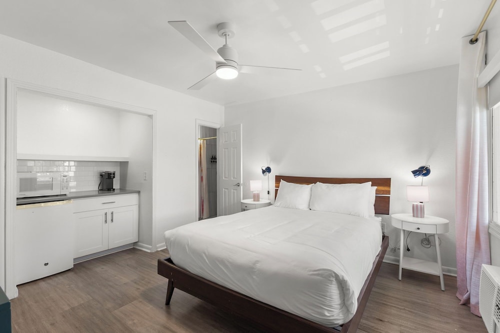 Petite, Queen Bed, North Wing