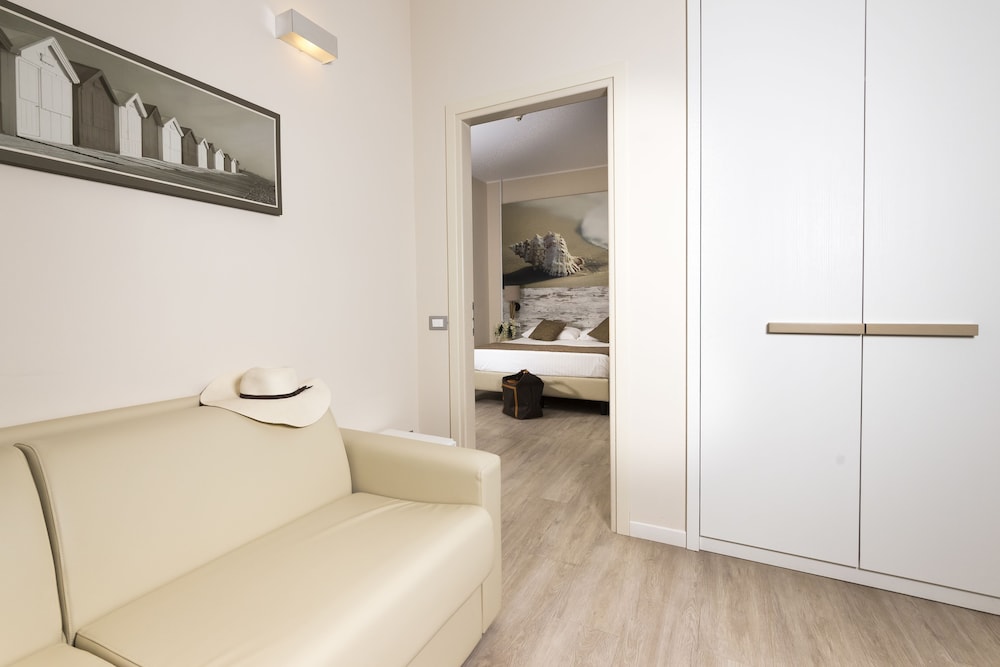 Hotel Life 21/66