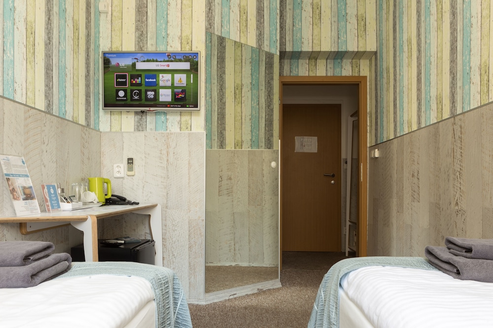 Royal Court Hotel 10/66