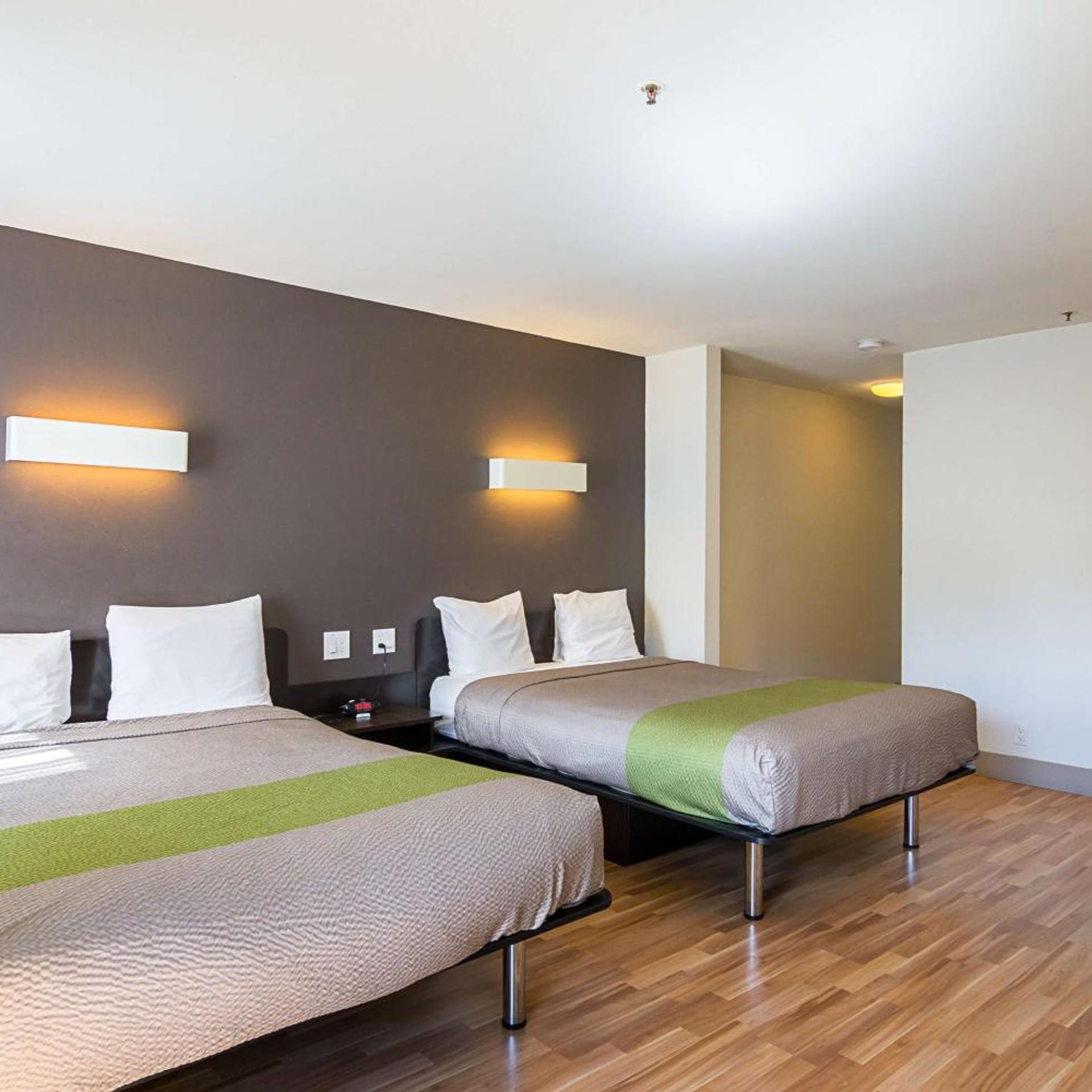 2 Queen Beds - Non-Smoking