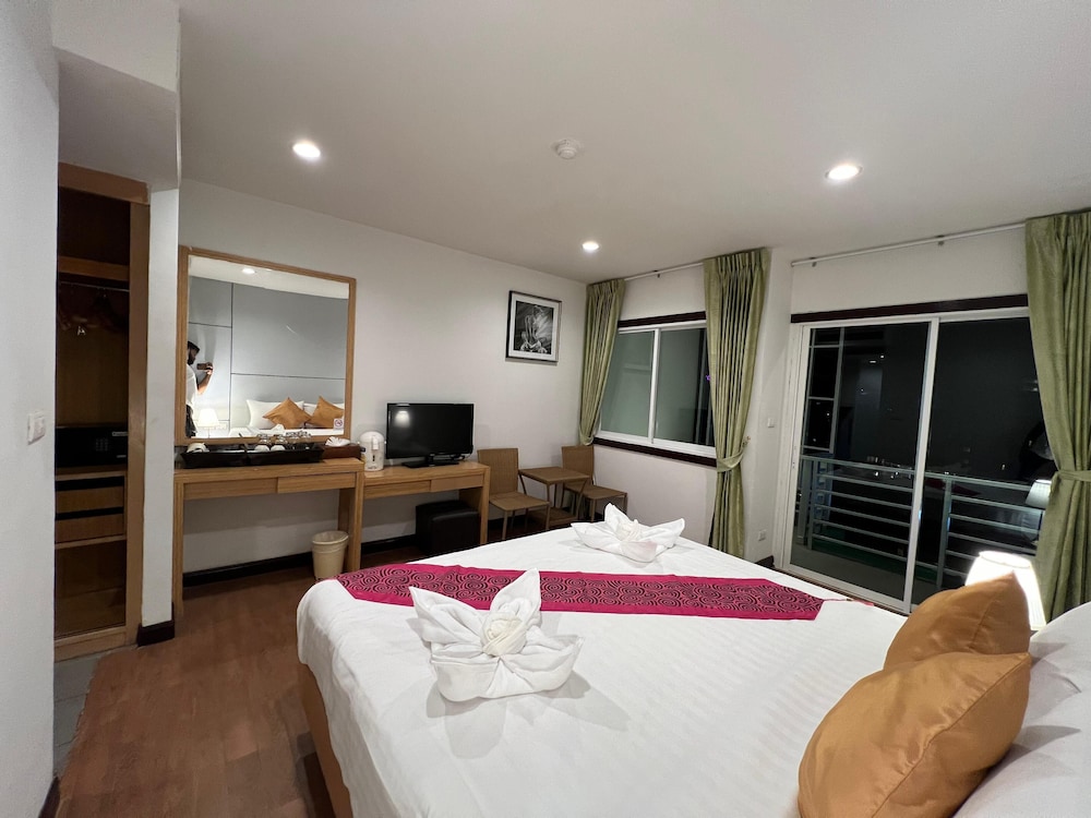 Executive, Studio, King Bed, Zephyr Grand Hotel 5/7